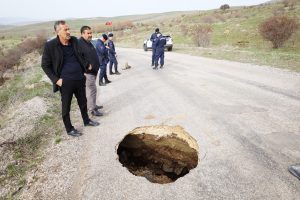 Çankırı’da Ulaşımın Kalbi Çöktü: Köy Yolunda Derin Yarık Trafiği Aksattı