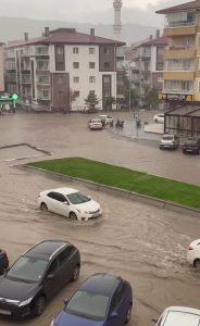 Bir taraftan yağmur bir taraftan dolu yağdı